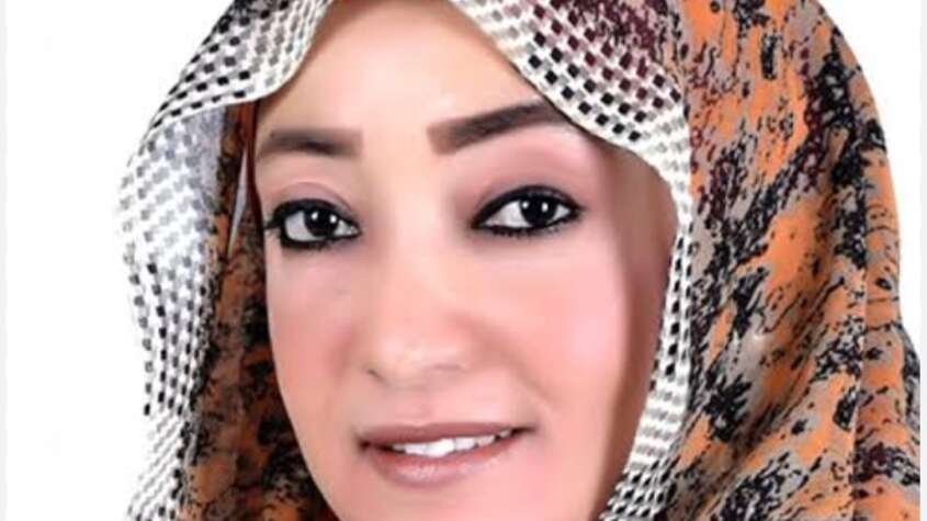 بينما يمضي الوقت عندما تقف الإمارات حاسرة الرأس أمل أبوالقاسم بينما يمضي الوقت عندما تقف الإمارات حاسرة الرأس أمل أبوالقاسم