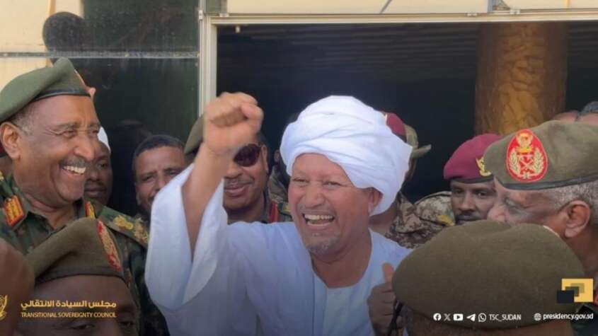 البرهان يتفقد الخطوط الامامية ويسجل زيارة لمسيد الشيخ عبدالوهاب الكباشي ببحري البرهان يتفقد الخطوط الامامية ويسجل زيارة لمسيد الشيخ عبدالوهاب الكباشي ببحري