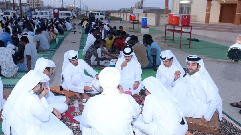 وزير الصحة وسفير قطر يتناولان الافطار مع المواطنين في الشارع العام ببورتسودان وزير الصحة وسفير قطر يتناولان الافطار مع المواطنين في الشارع العام ببورتسودان